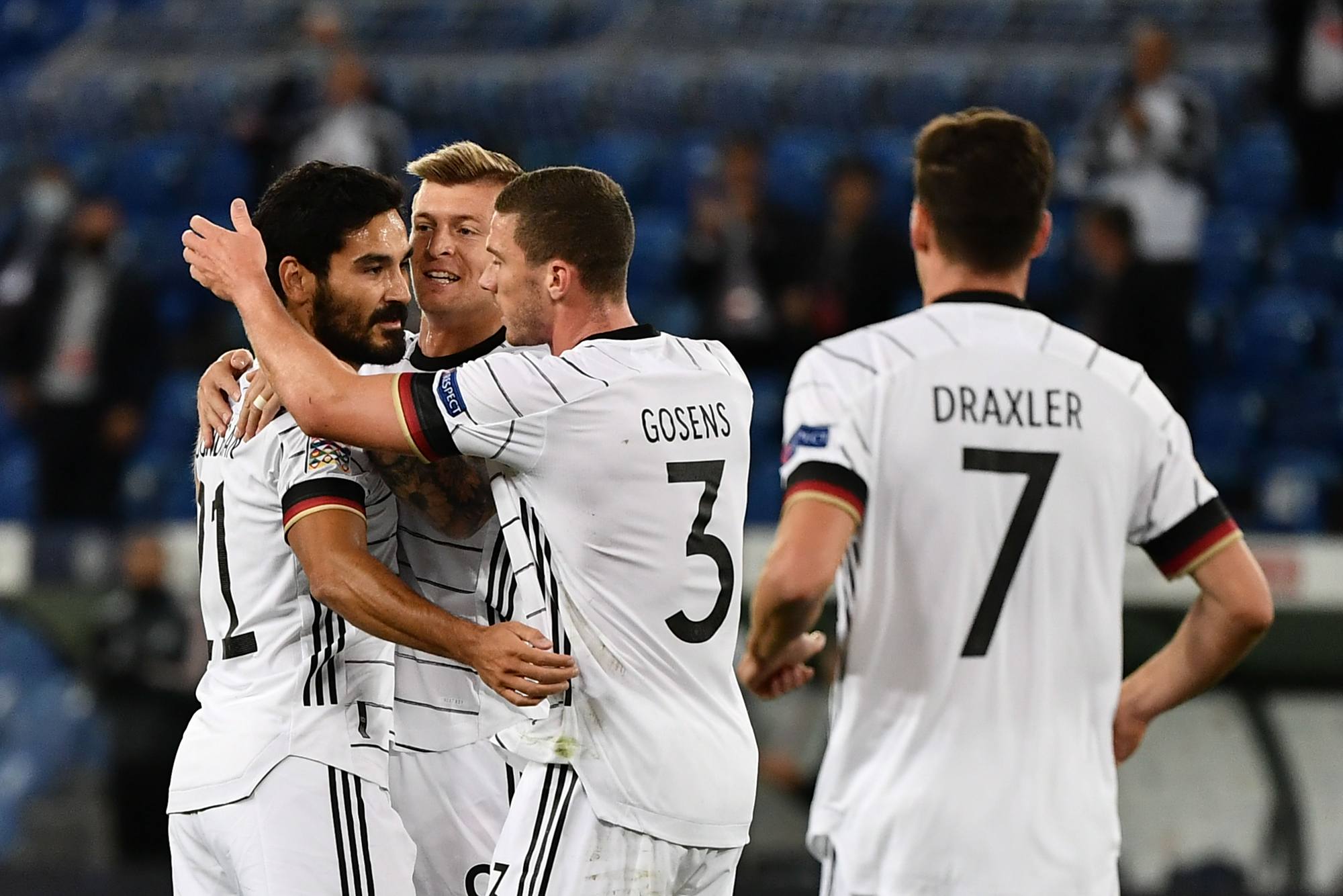 包含乌克兰在主场逼平西班牙，保住小组第三位置的词条