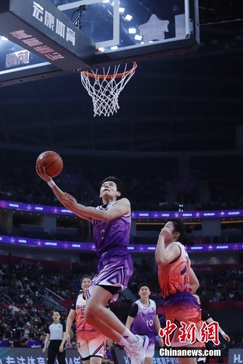 全明星赛上球员们尽情竞技，追求卓越的简单介绍