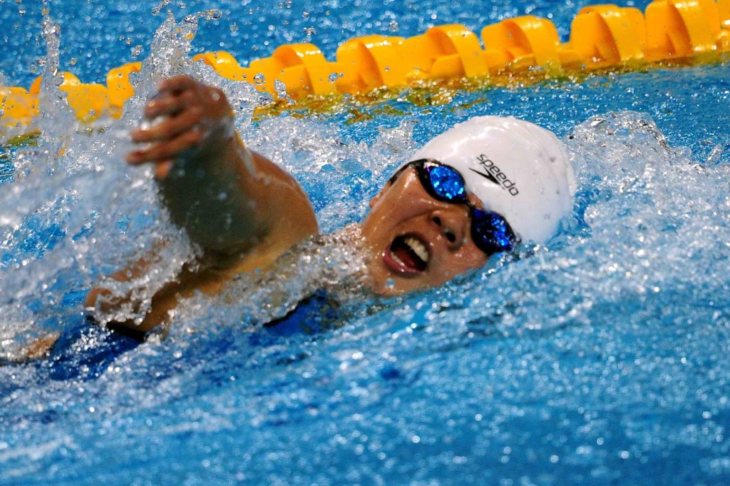 加拿大选手夺得游泳比赛季军