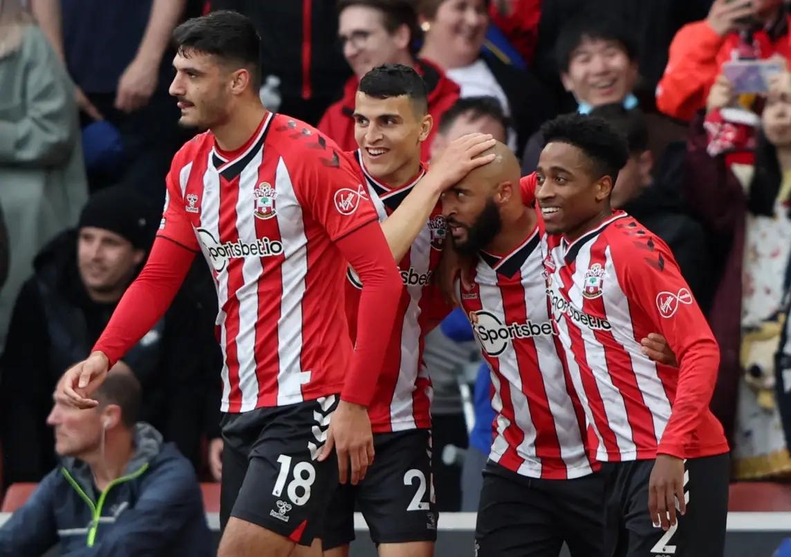 包含切尔西客场不敌南安普顿，遭遇反击的词条