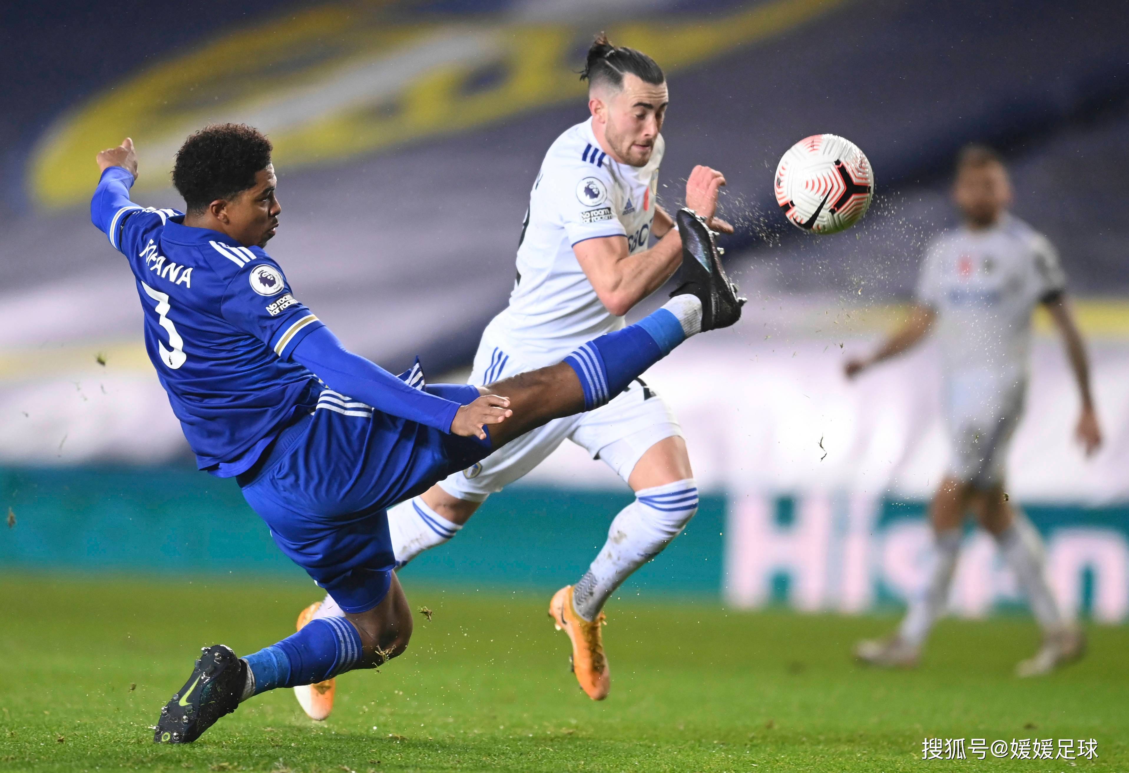 竞技场上的竞争:球员拼尽全力 竞技场上的竞争:球员拼尽全力