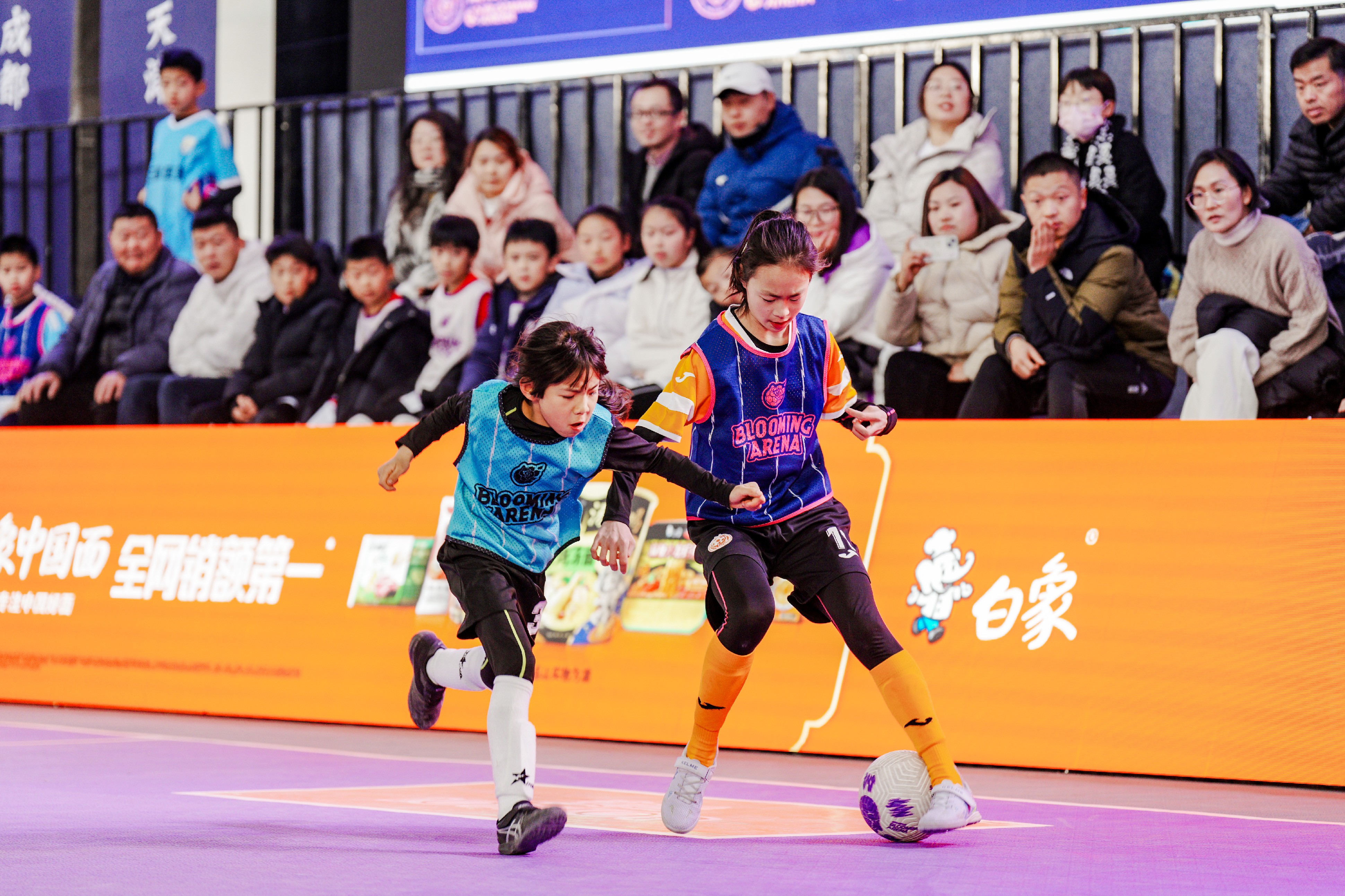 竞技场上的竞争:球员拼尽全力 竞技场上的竞争:球员拼尽全力