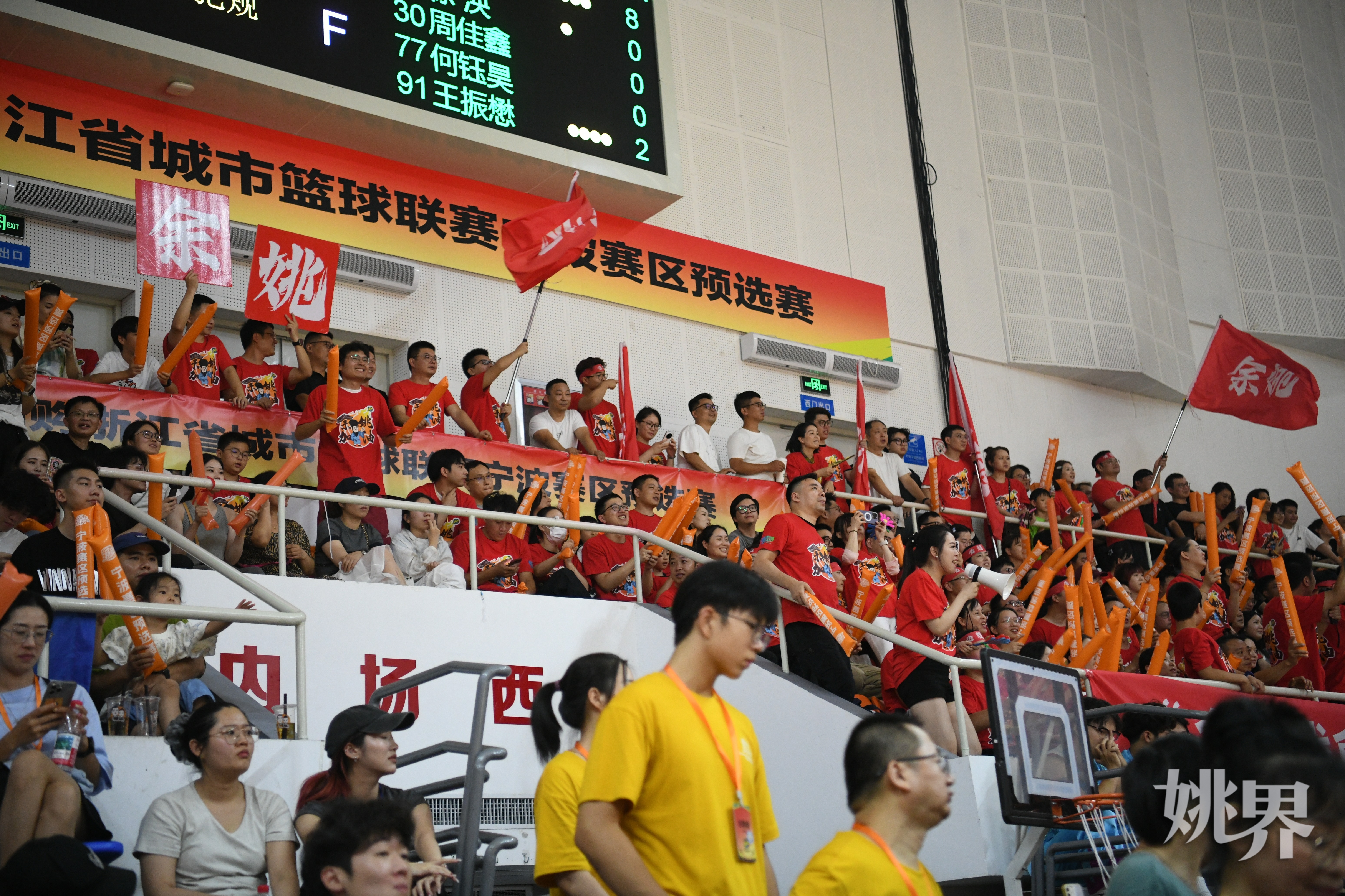 激烈的篮球比拼引发了球迷的激情呐喊