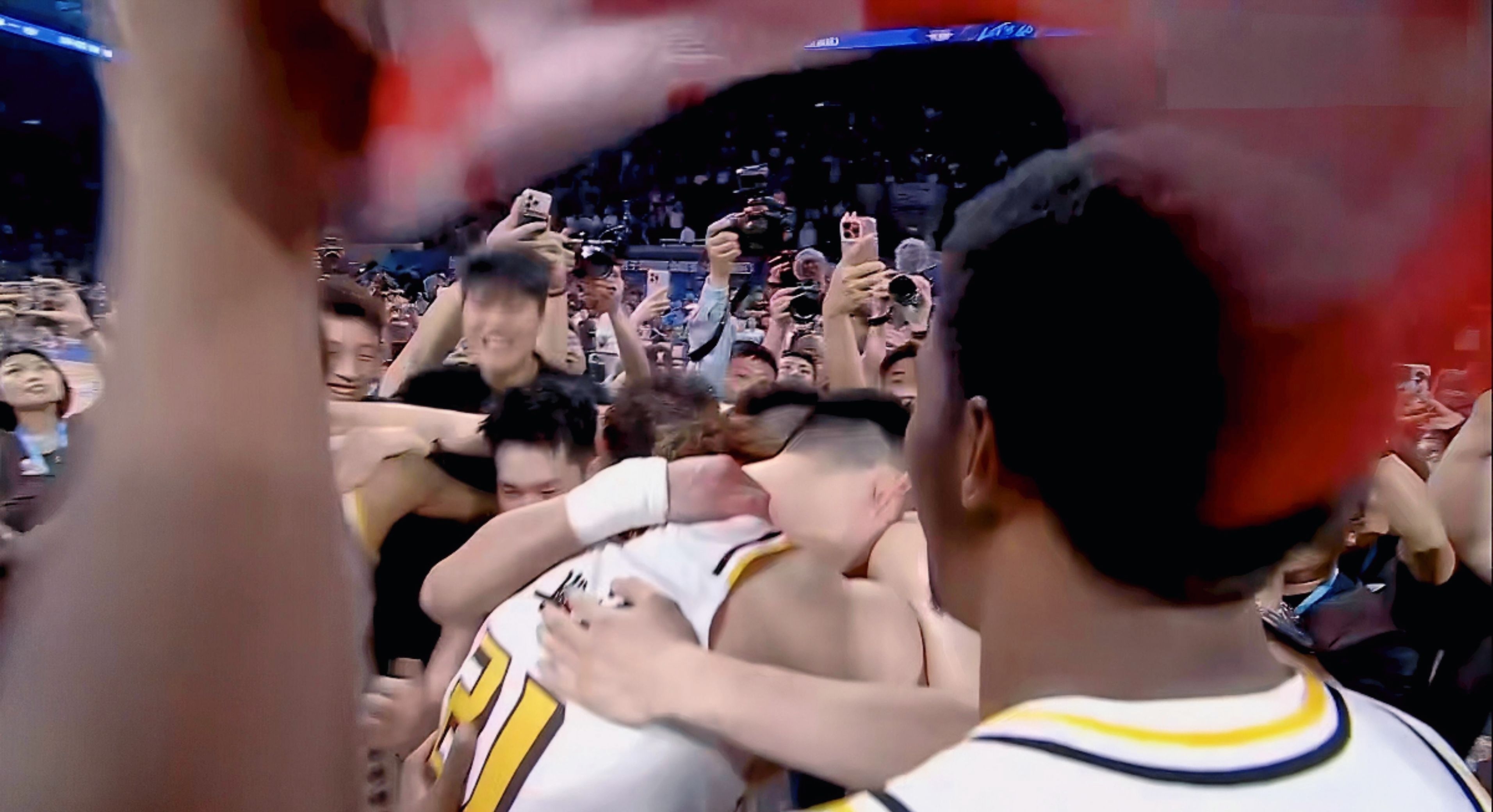 激烈的篮球比拼引发了球迷的激情呐喊