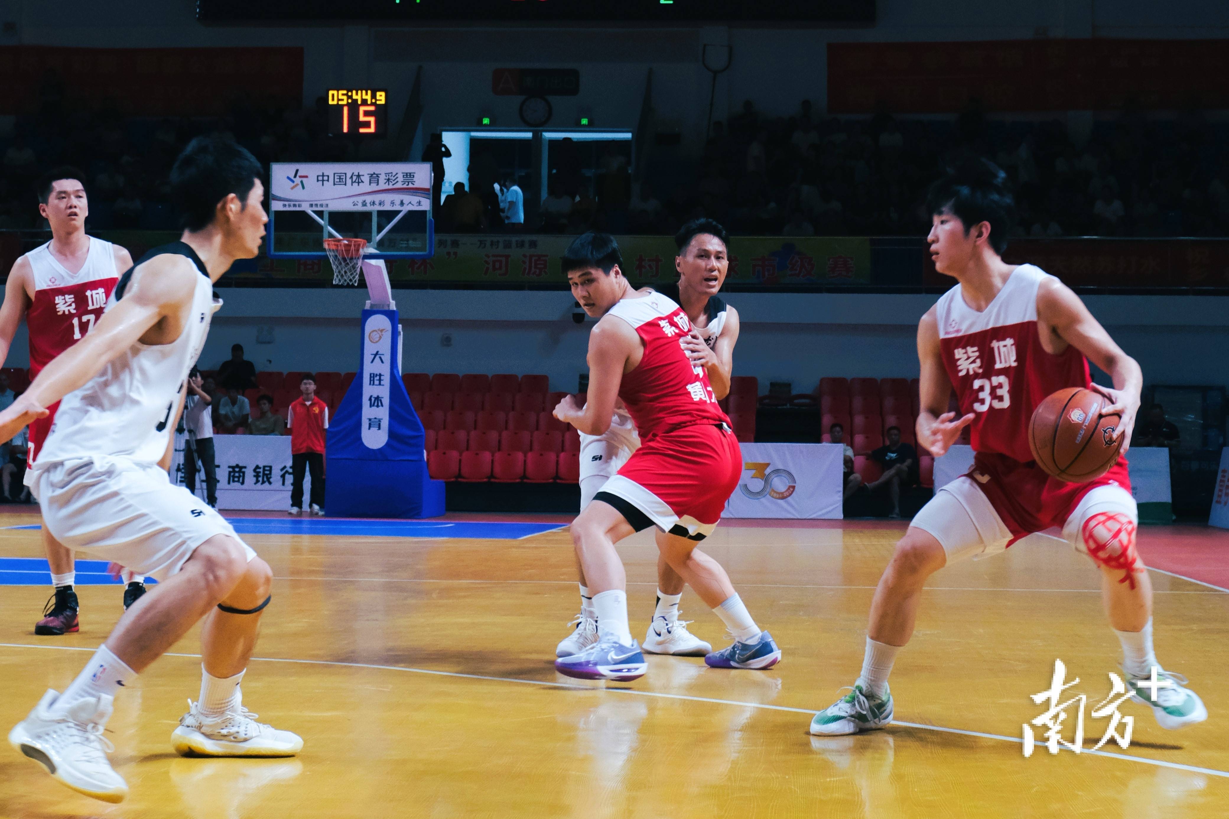 关于篮球赛场上呈现出色精彩竞技细节的信息