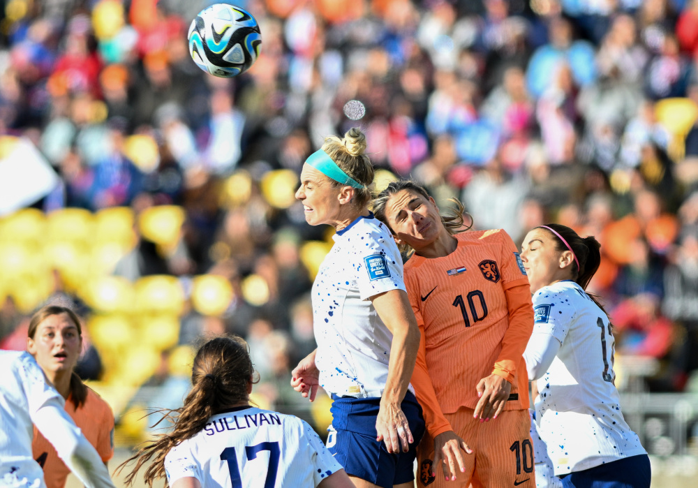 荷兰女足队击退挑战 荷兰女足队击退挑战