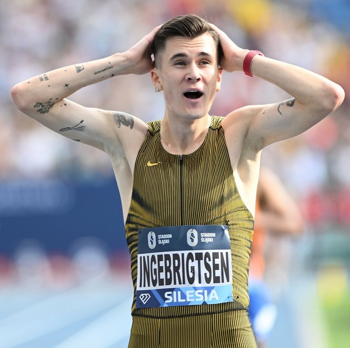 英国选手在田径比赛中奋勇拼搏