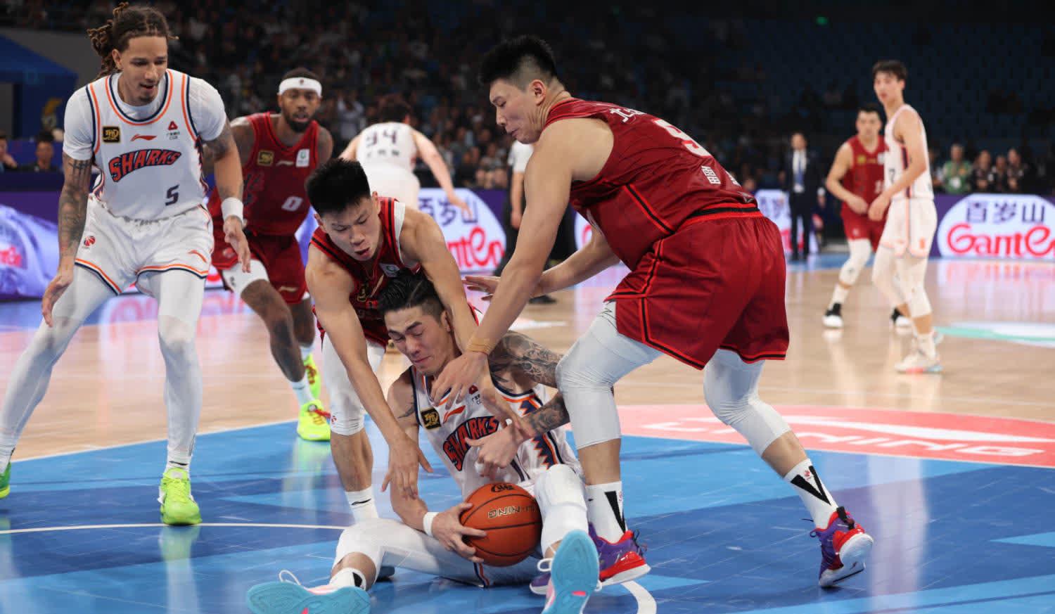 广东队遭遇江苏队劲敌，困难突破