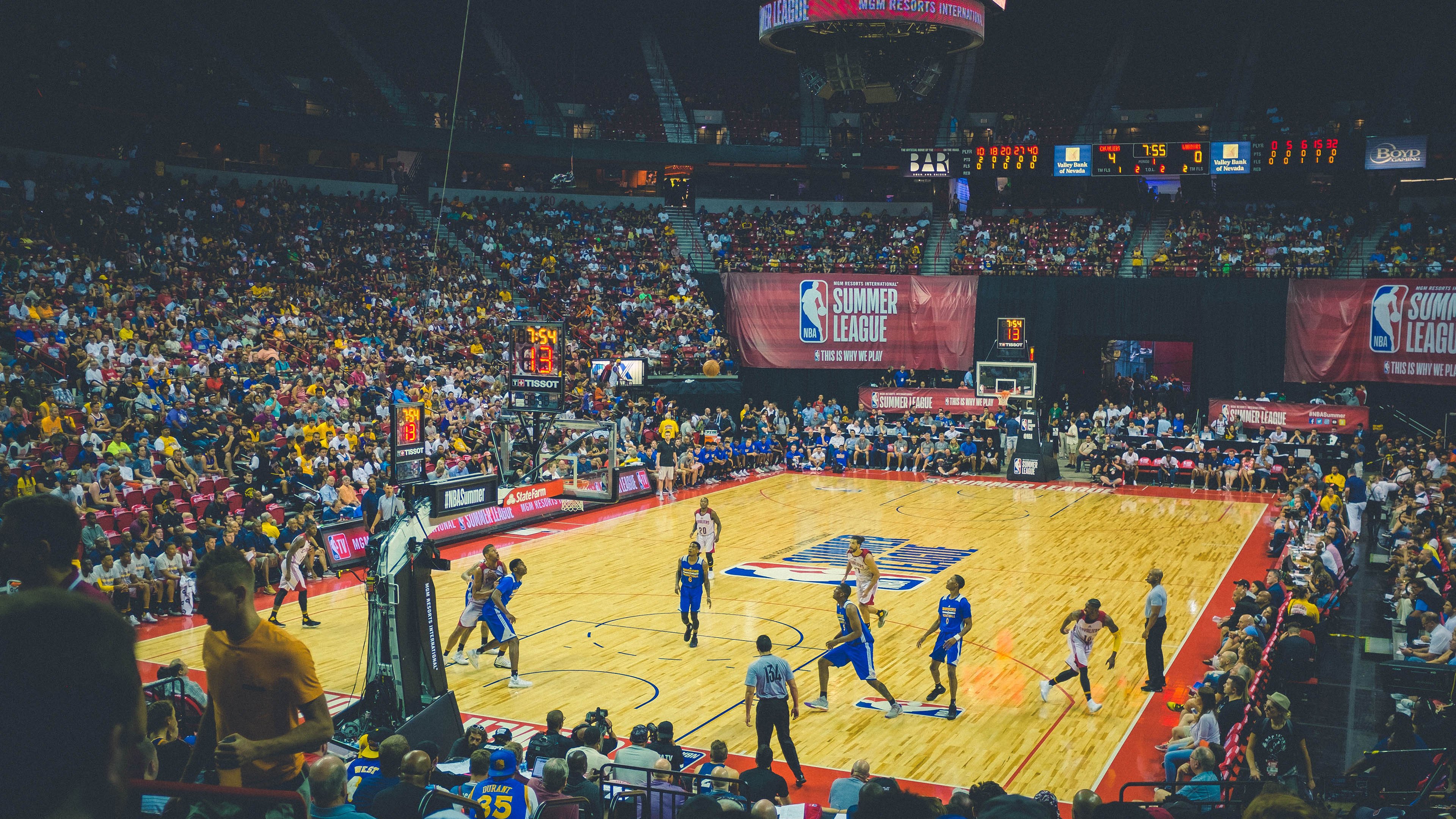 绿茵场与硬木地,当意甲焦点战遇上掘金血拼独行侠